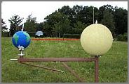 Modell Vier Jahreszeiten mit zwei Beton-Kugeln, Sonne und Erde