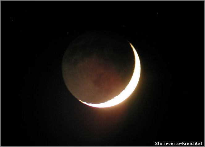 eine schmale Mondsichel mit der Silhouette vom ganzen Mond