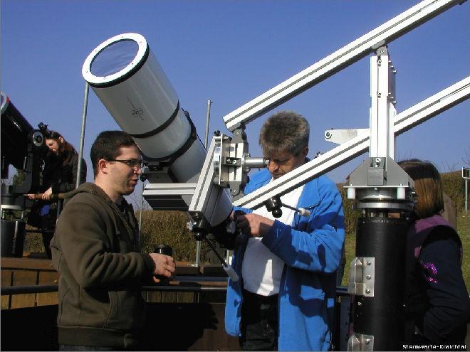 Teleskop mit spezieller Schutzfolie zum Beobachten der Sonne