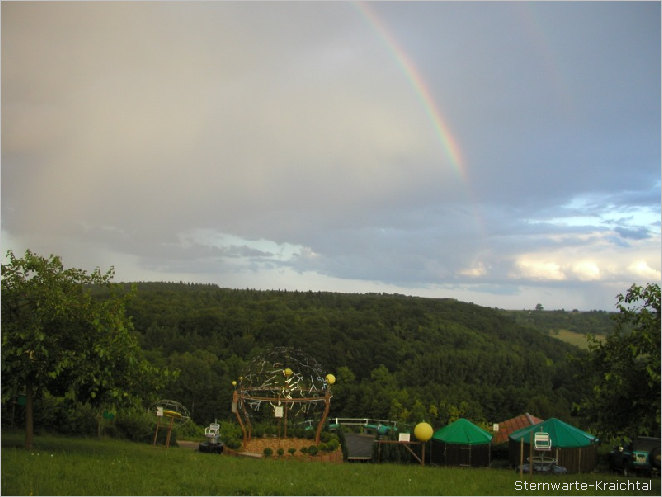 Regenbogen über dem Wald