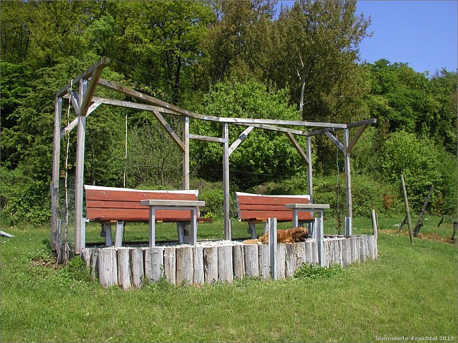 zwei Sitzbänke mit Tische aus Beton