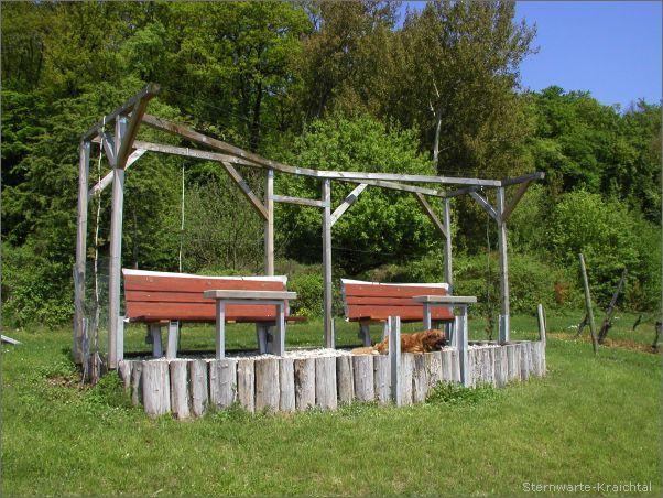 Aussichtspunkt, Sitzbaenke mit offener Lehne